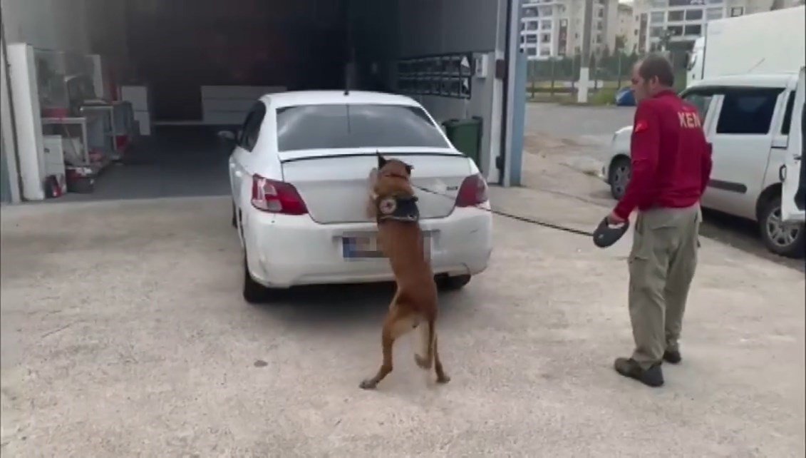 Aracın bagajına gizlenen uyuşturucu böyle bulundu