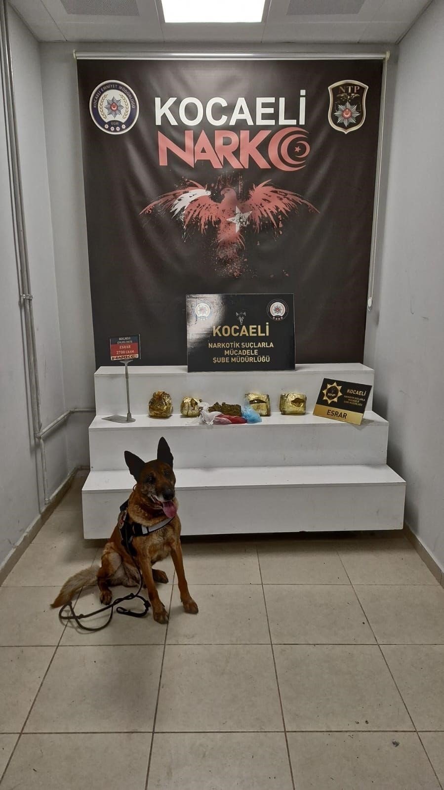 Aracın bagajına gizlenen uyuşturucu böyle bulundu