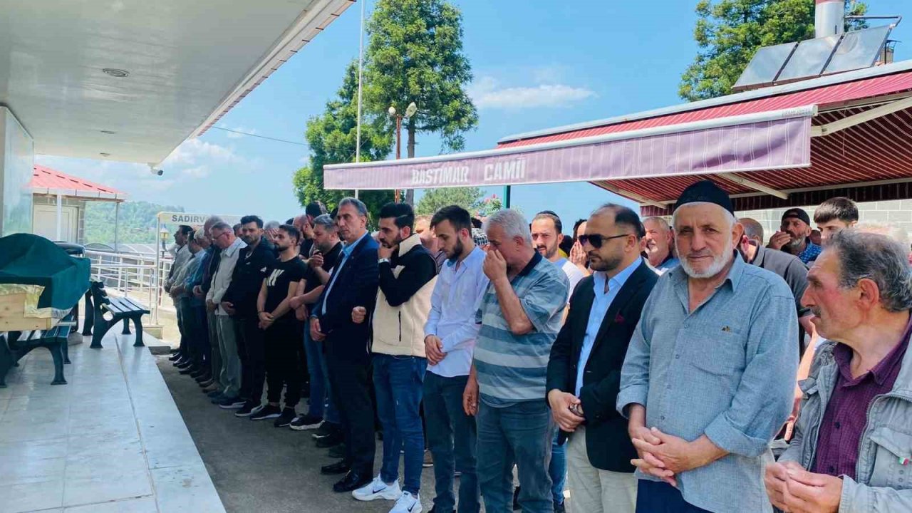 Seçim zaferini kutlamak isterken tutukluk yapan silahı ile yanlışlıkla kendini vuran şahıs son yolculuğuna uğurlandı