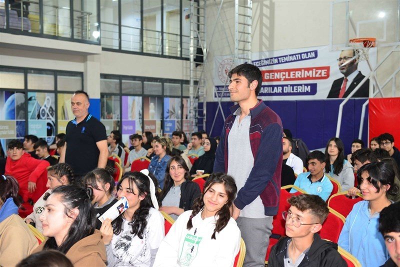 Vali Öner, mesleki tecrübelerini öğrencilerle paylaştı