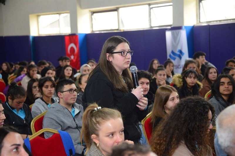 Vali Öner, mesleki tecrübelerini öğrencilerle paylaştı