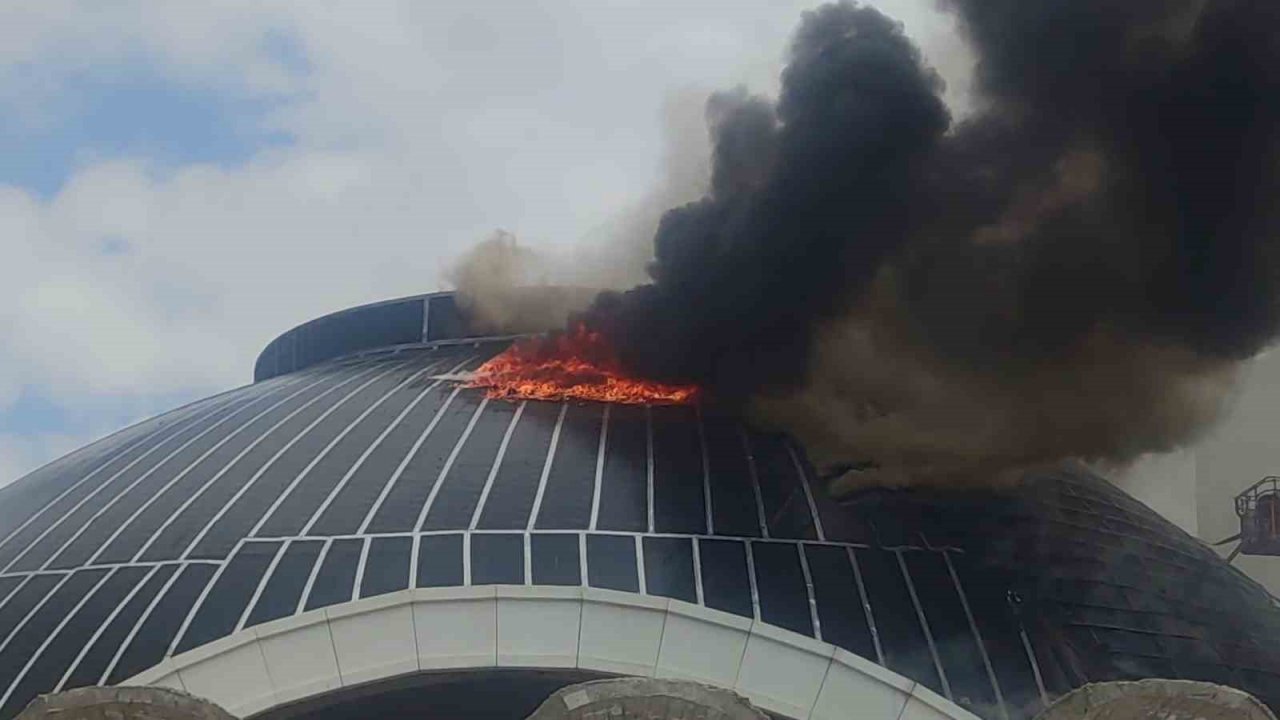 Van’da inşaat halindeki camide yangın