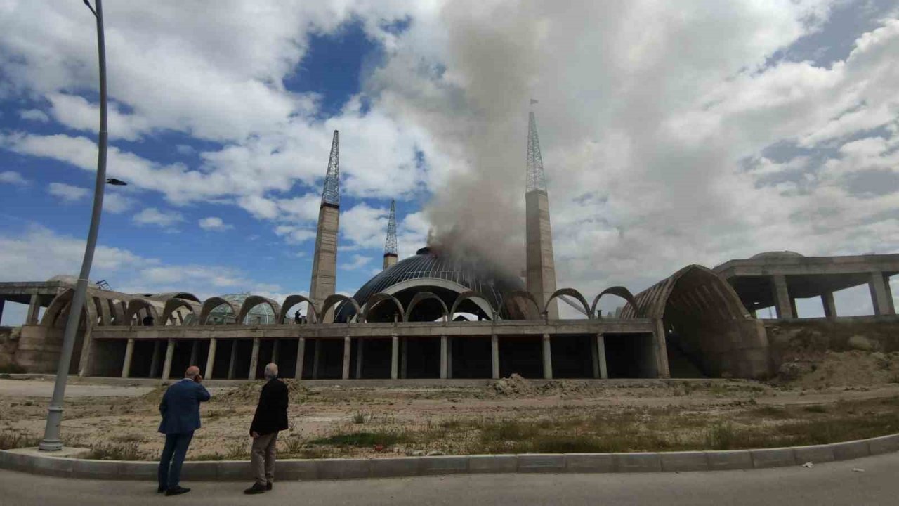Van’da inşaat halindeki camide yangın