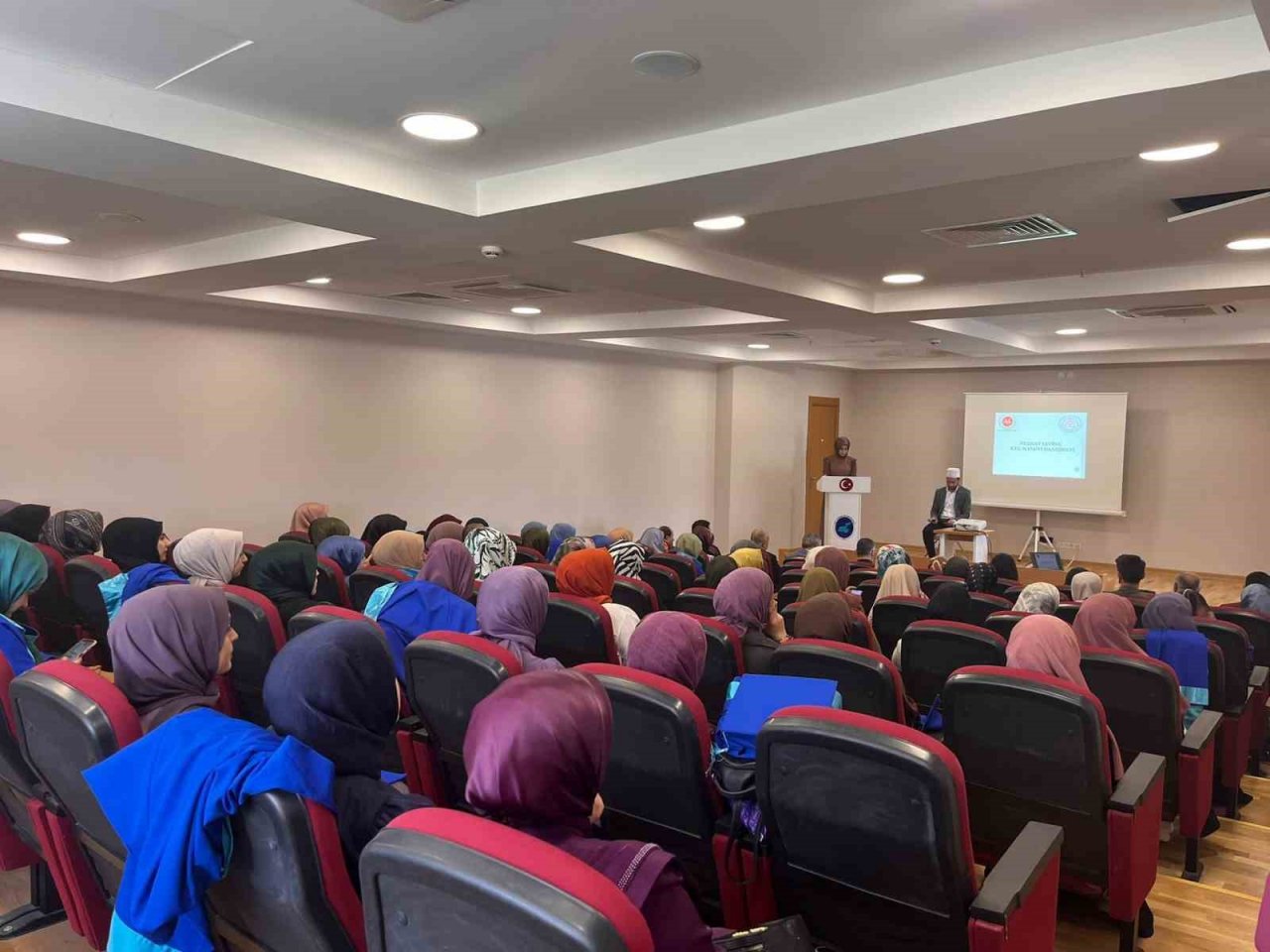 Lisans eğitimlerini tamamlayan 100 bayan öğrenci mezun oldu