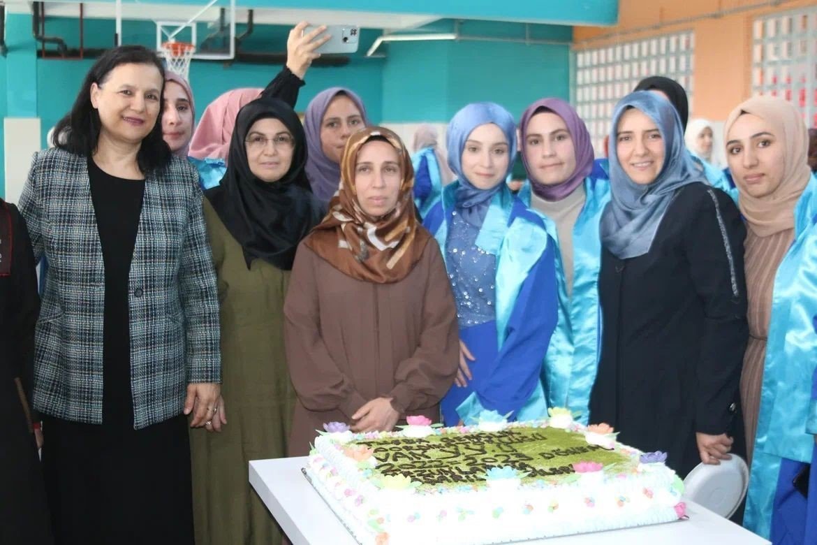 Lisans eğitimlerini tamamlayan 100 bayan öğrenci mezun oldu