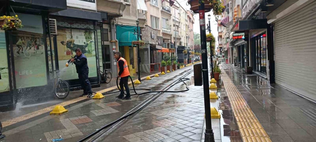 Yalova Belediyesi’nden cadde, sokak ve parklarda hummalı çalışma