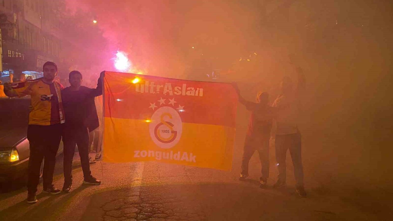 Galatasaray şampiyonluğunu ilan etti, Zonguldaklılar sokağa akın etti