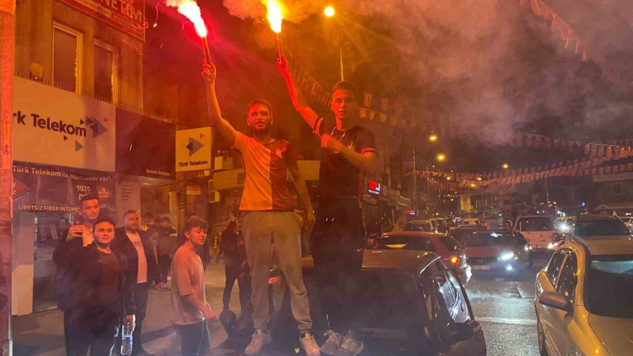 Galatasaray şampiyonluğunu ilan etti, Zonguldaklılar sokağa akın etti