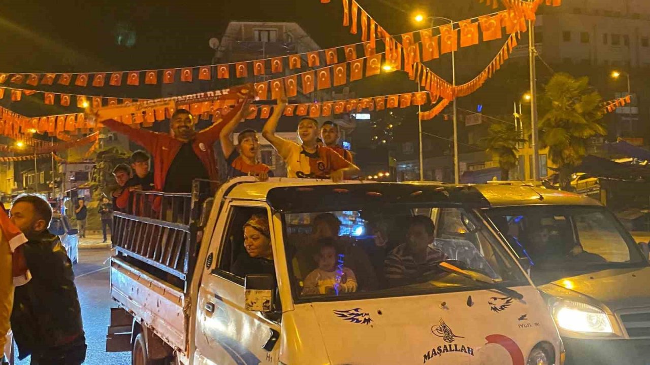 Galatasaray şampiyonluğunu ilan etti, Zonguldaklılar sokağa akın etti