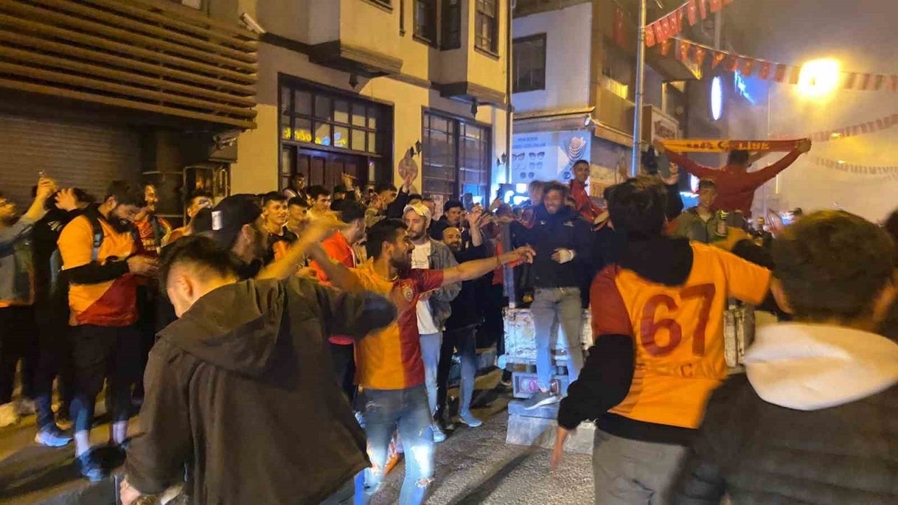 Galatasaray şampiyonluğunu ilan etti, Zonguldaklılar sokağa akın etti
