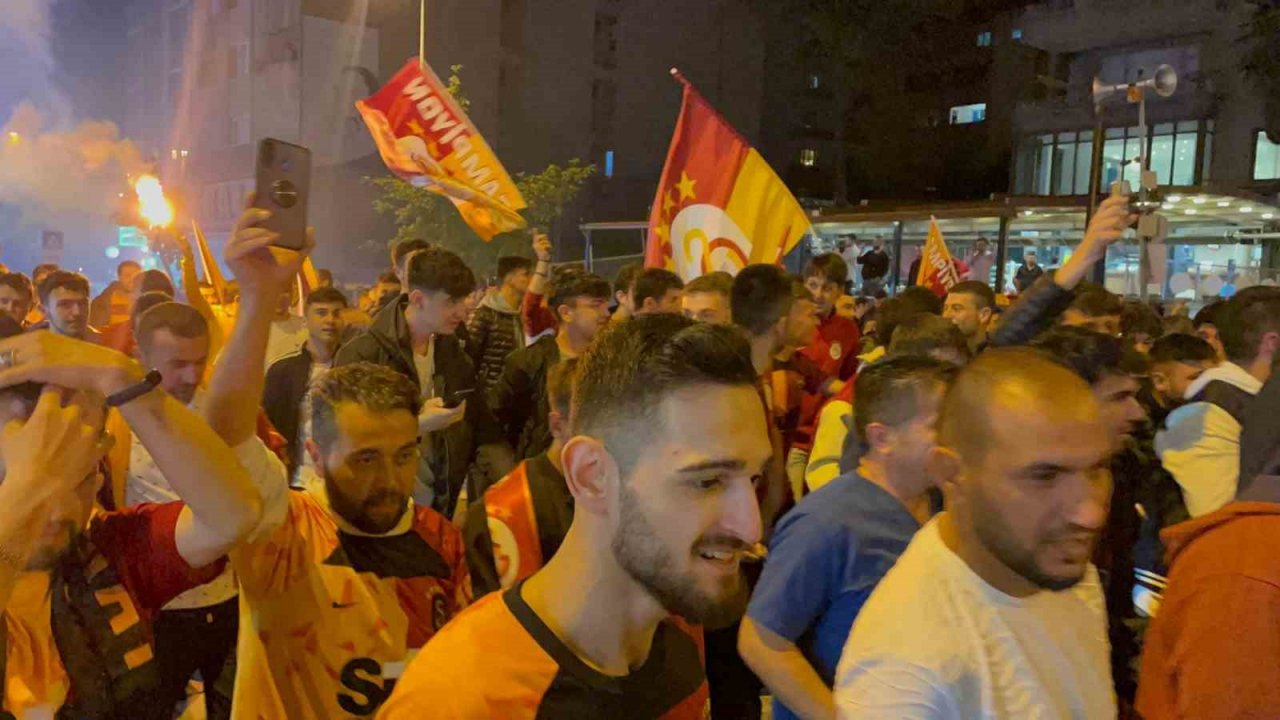 Galatasaray şampiyonluğunu ilan etti, Zonguldaklılar sokağa akın etti