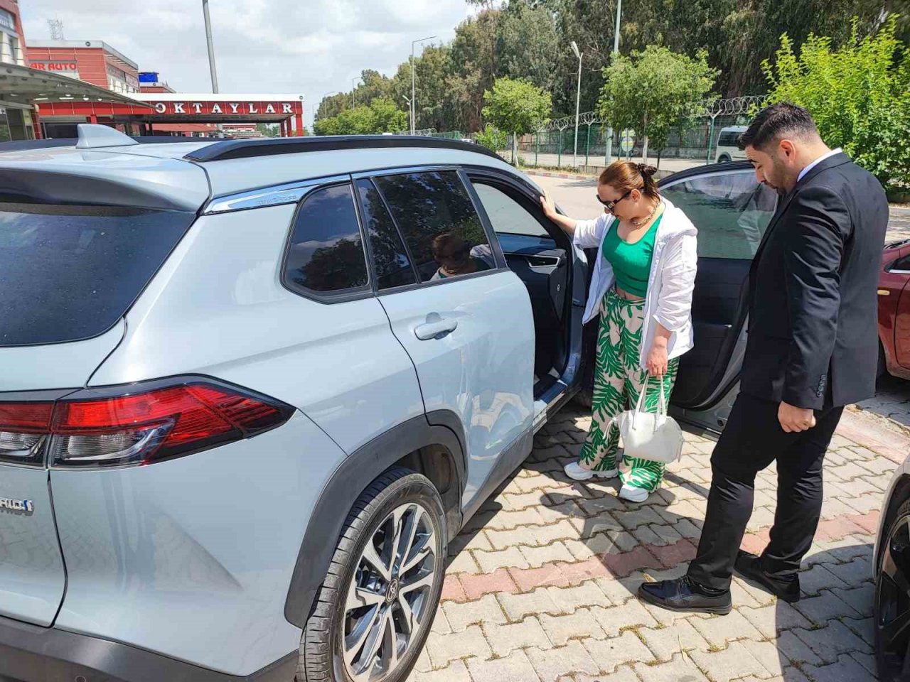 Kiralama ve ikinci el satışı yapan firmalar, bayilerin sıfır araç stoklamasından şikayetçi