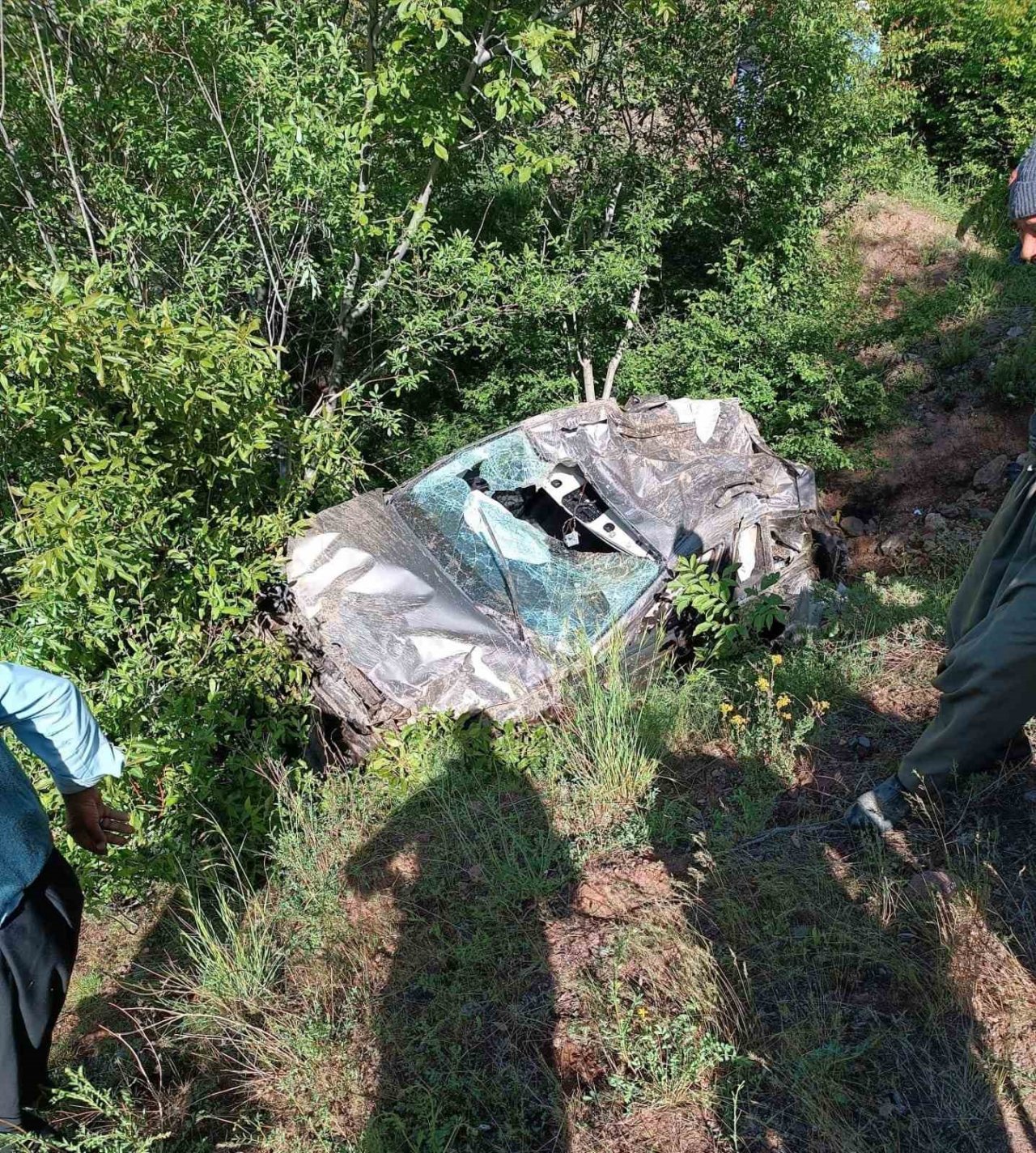 Hafif ticari araç uçuruma yuvarlandı: 1 ölü, 1 yaralı