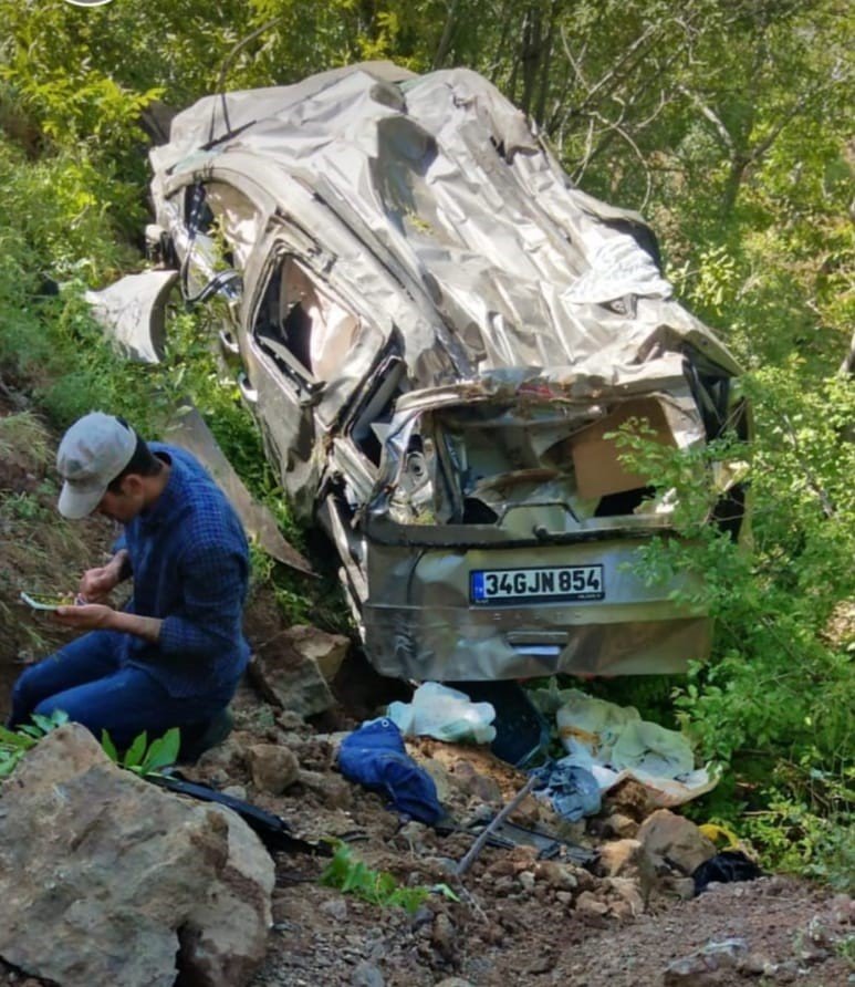 Hafif ticari araç uçuruma yuvarlandı: 1 ölü, 1 yaralı