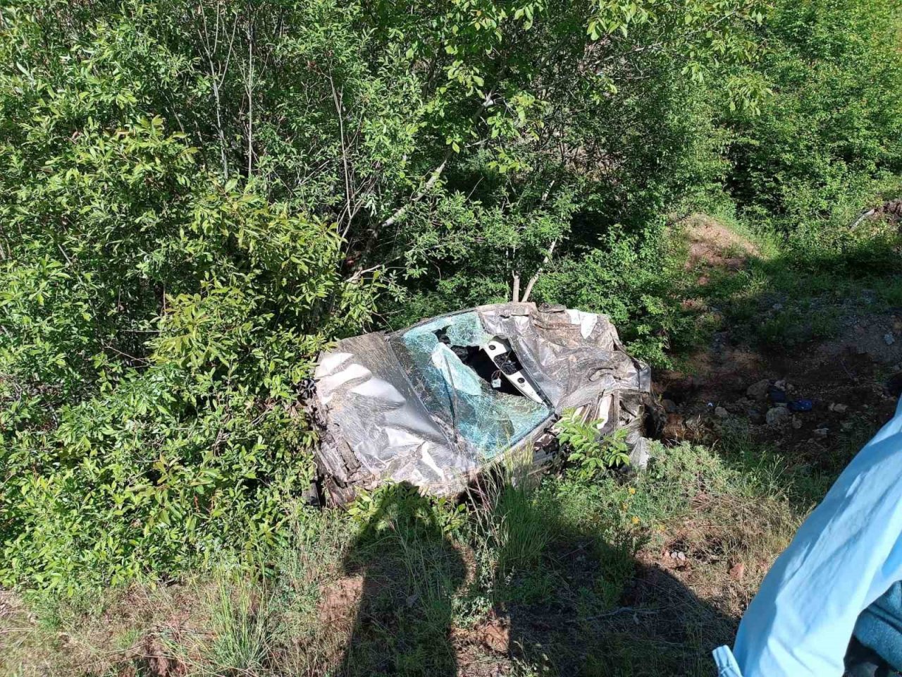 Hafif ticari araç uçuruma yuvarlandı: 1 ölü, 1 yaralı