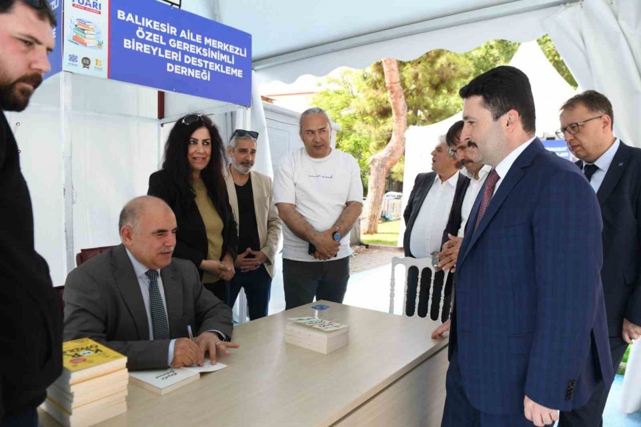 Altıeylül Kitap Fuarı yazarların ve okurların katılımıyla devam ediyor