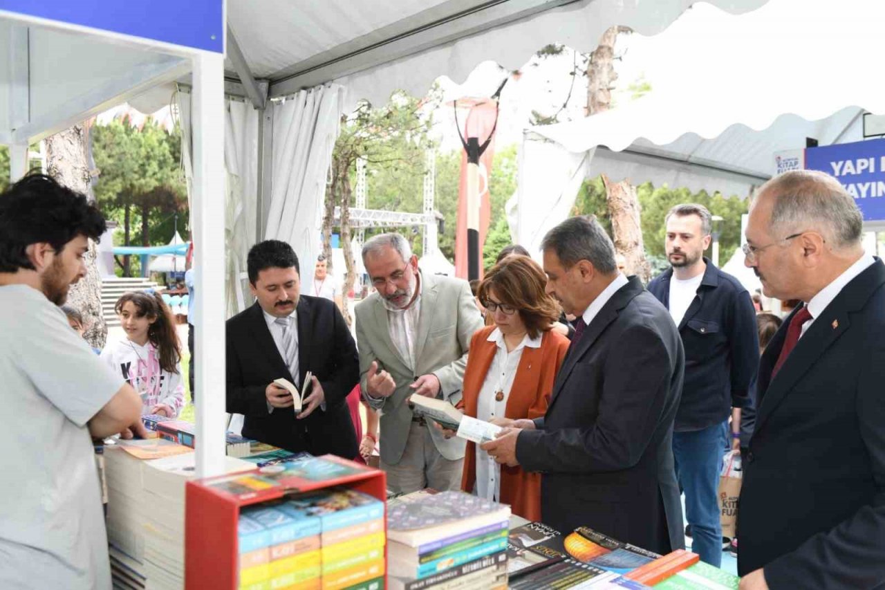 Altıeylül Kitap Fuarı yazarların ve okurların katılımıyla devam ediyor