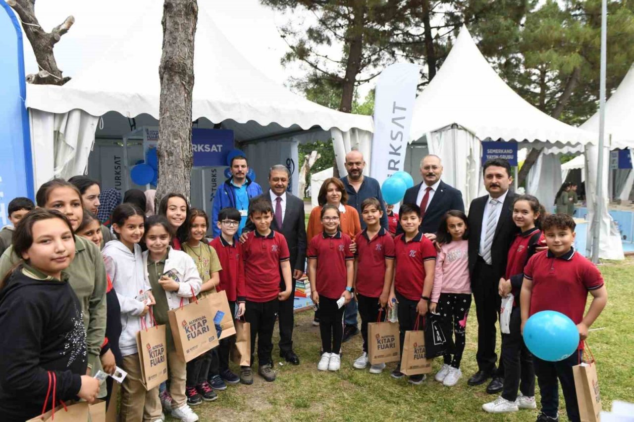 Altıeylül Kitap Fuarı yazarların ve okurların katılımıyla devam ediyor