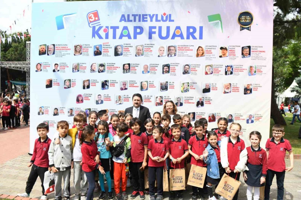 Altıeylül Kitap Fuarı yazarların ve okurların katılımıyla devam ediyor