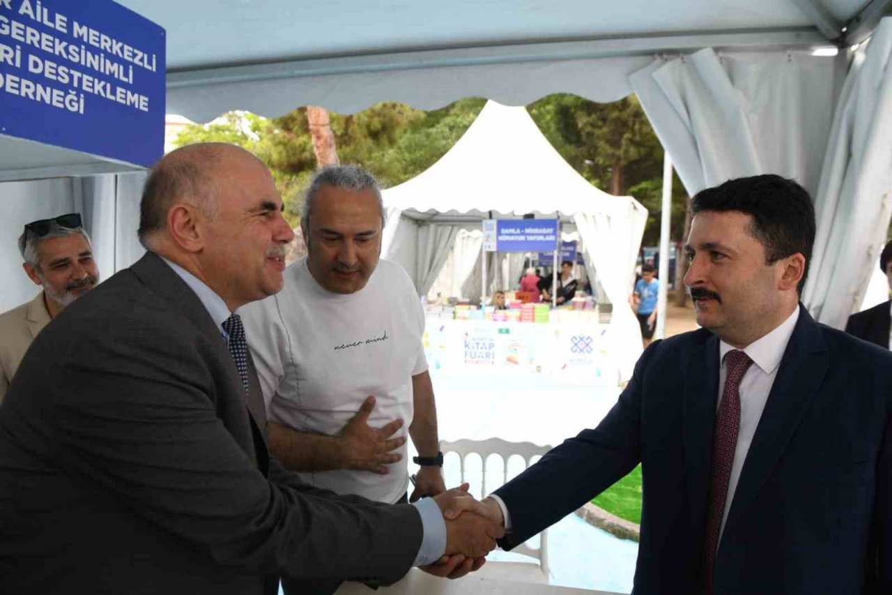 Altıeylül Kitap Fuarı yazarların ve okurların katılımıyla devam ediyor