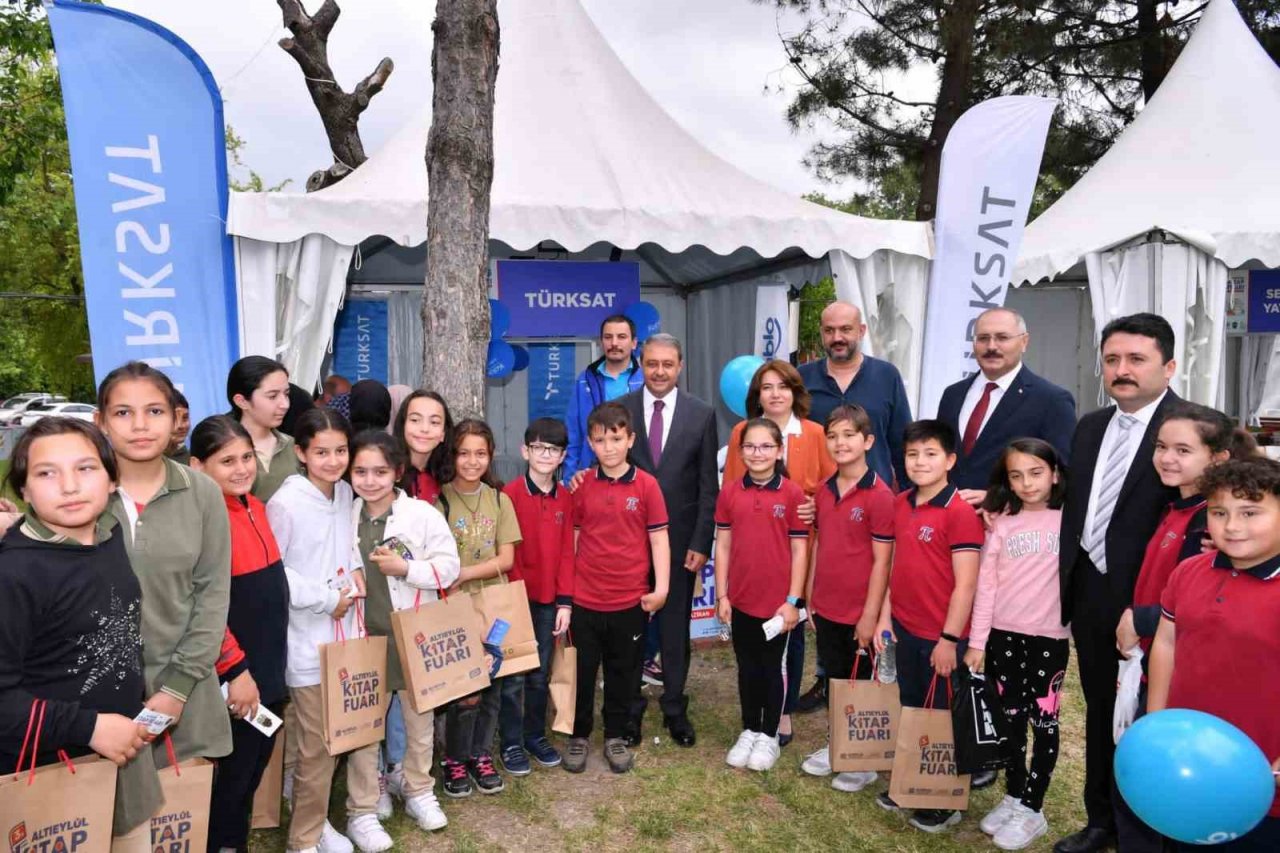 Altıeylül Kitap Fuarı yazarların ve okurların katılımıyla devam ediyor
