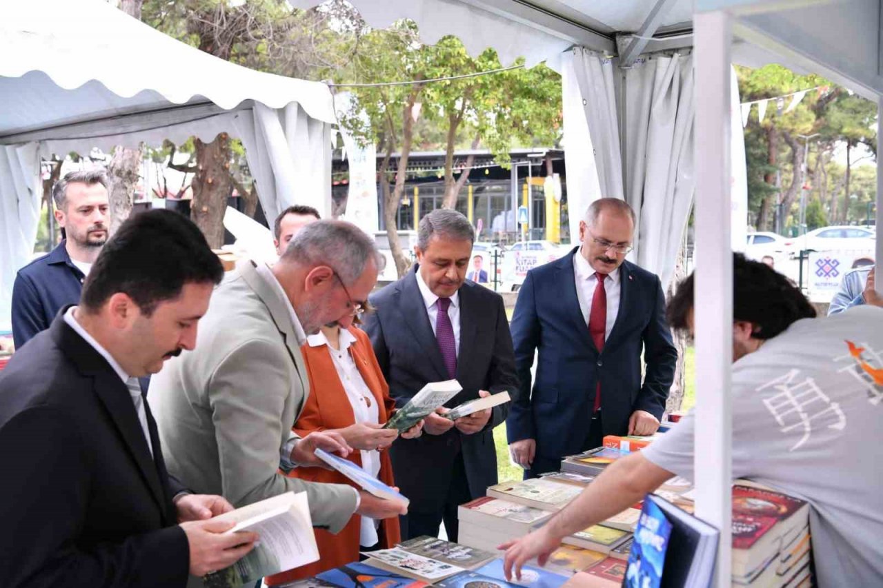 Altıeylül Kitap Fuarı yazarların ve okurların katılımıyla devam ediyor