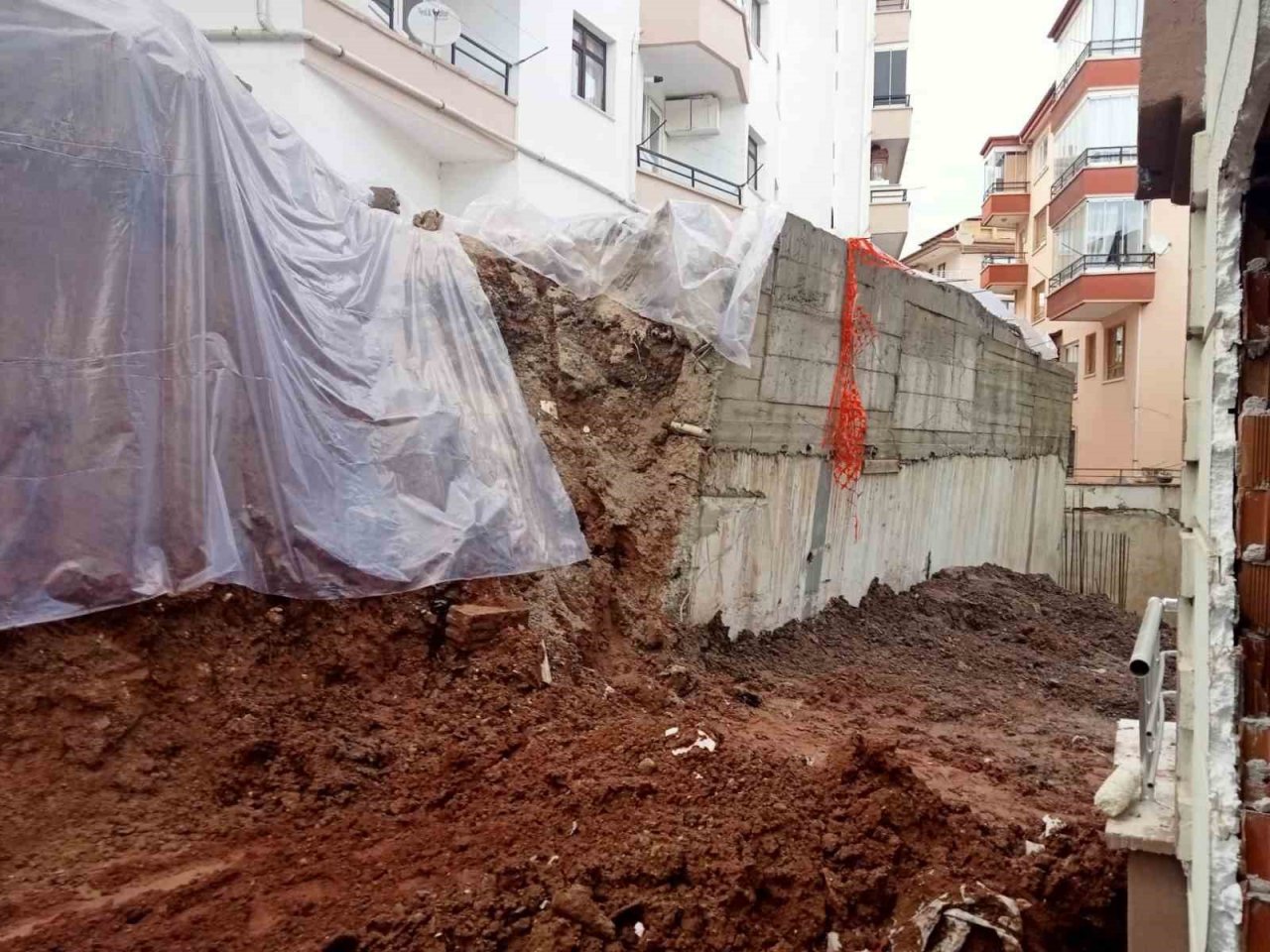 Yağmurda yıkılan istinat duvarı yaşlı çiftin evini yerle bir etti