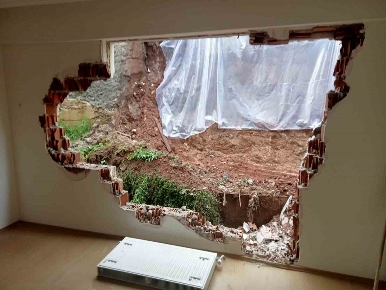 Yağmurda yıkılan istinat duvarı yaşlı çiftin evini yerle bir etti