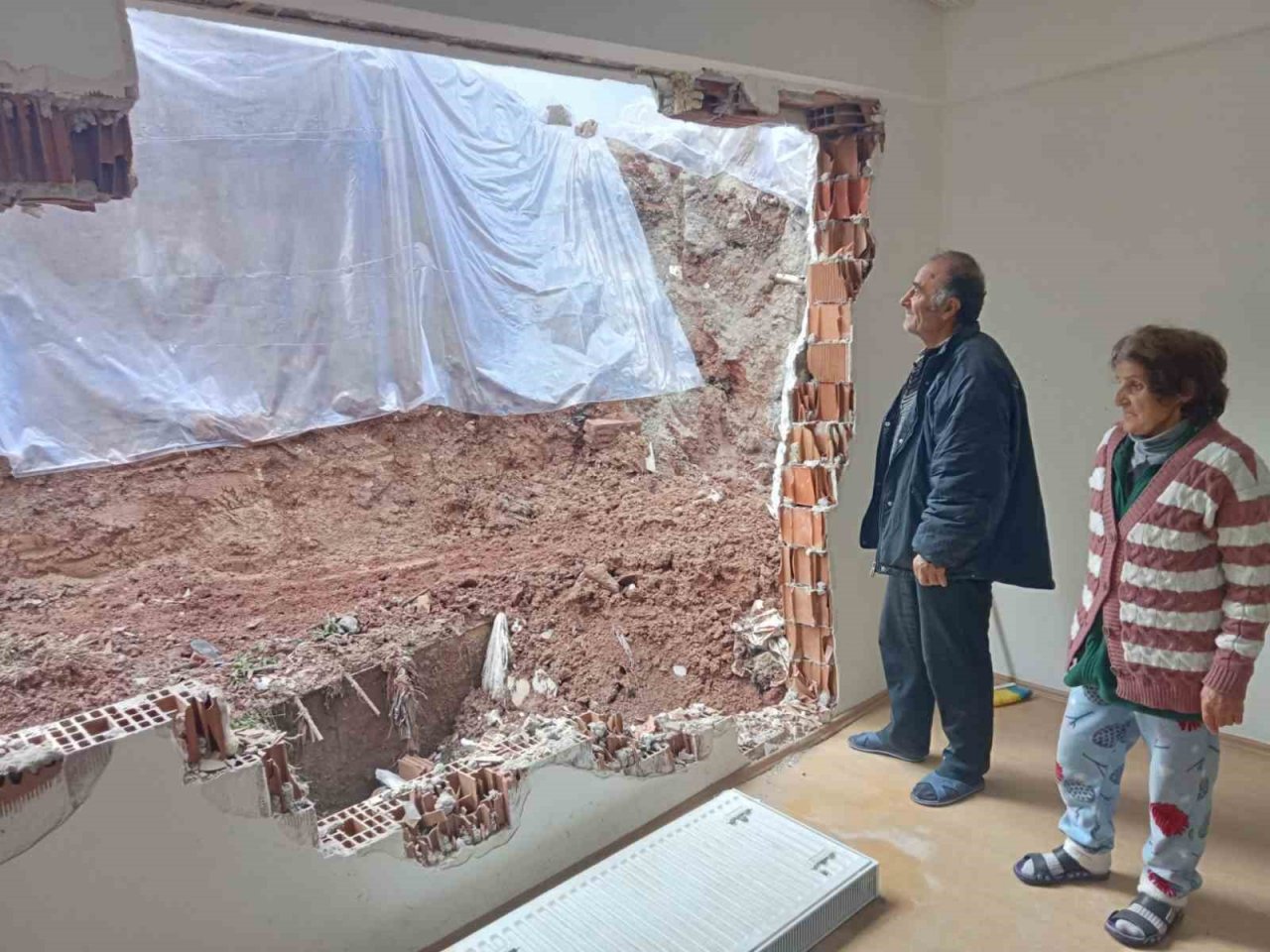 Yağmurda yıkılan istinat duvarı yaşlı çiftin evini yerle bir etti