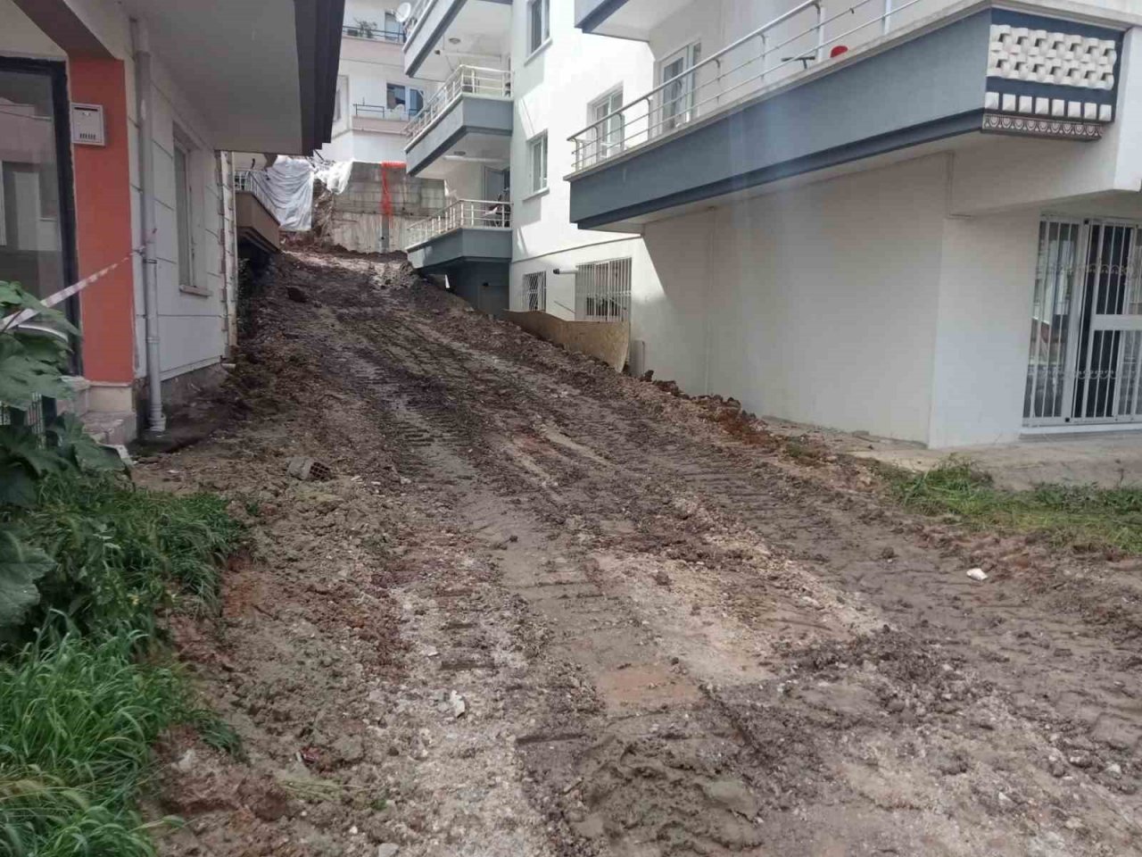 Yağmurda yıkılan istinat duvarı yaşlı çiftin evini yerle bir etti