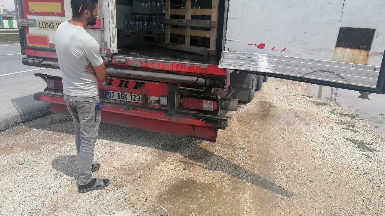 Kaza yapan araçlara çarpmamak için fren yapan tırın dorsesindeki alkoller yola döküldü