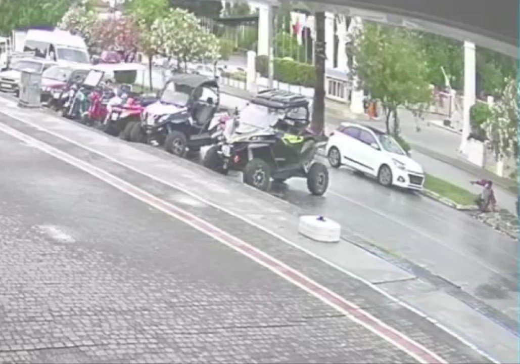 Minibüsten inip yola fırladı, gözünü hastanede açtı