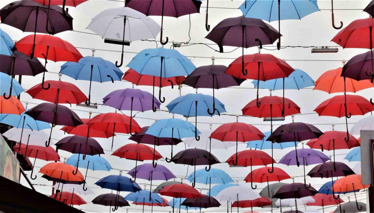 450 şemsiyenin gölgelediği cadde, turistlerin uğrak mekanı oldu