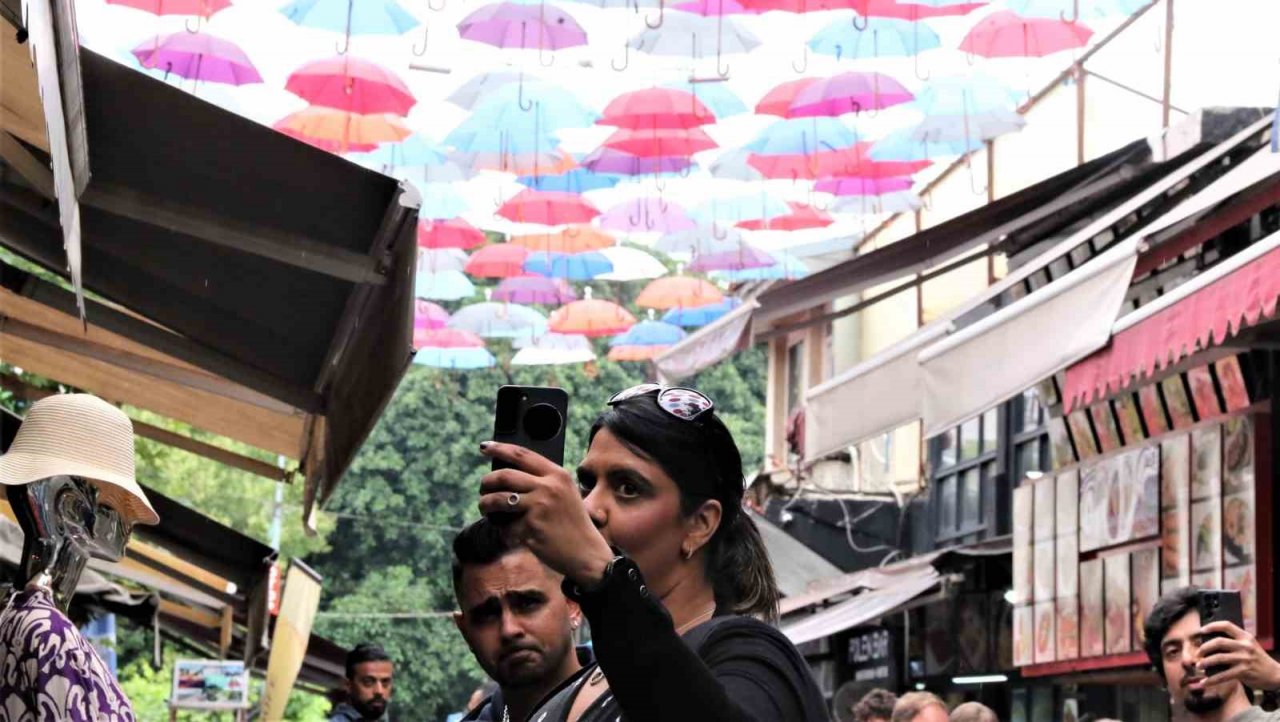 450 şemsiyenin gölgelediği cadde, turistlerin uğrak mekanı oldu