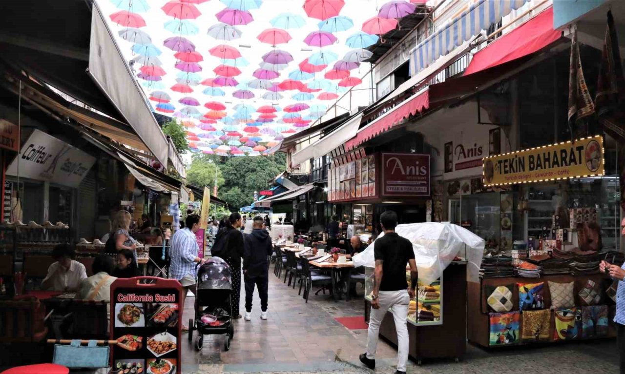450 şemsiyenin gölgelediği cadde, turistlerin uğrak mekanı oldu