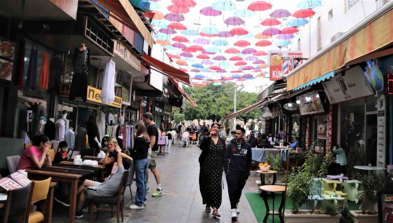 450 şemsiyenin gölgelediği cadde, turistlerin uğrak mekanı oldu