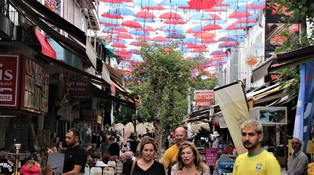 450 şemsiyenin gölgelediği cadde, turistlerin uğrak mekanı oldu