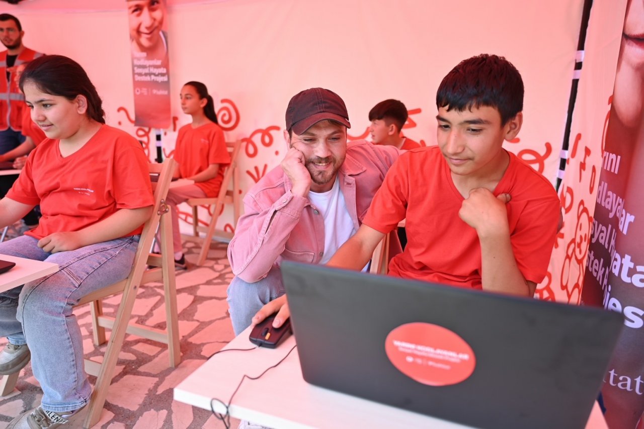 Aras Bulut İynemli, ‘Yarını Kodlayanlar’ projesi için Kahramanmaraş’ta çocuklarla buluştu