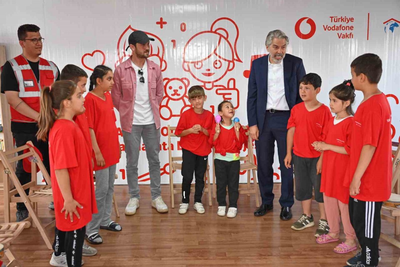 Aras Bulut İynemli, ‘Yarını Kodlayanlar’ projesi için Kahramanmaraş’ta çocuklarla buluştu