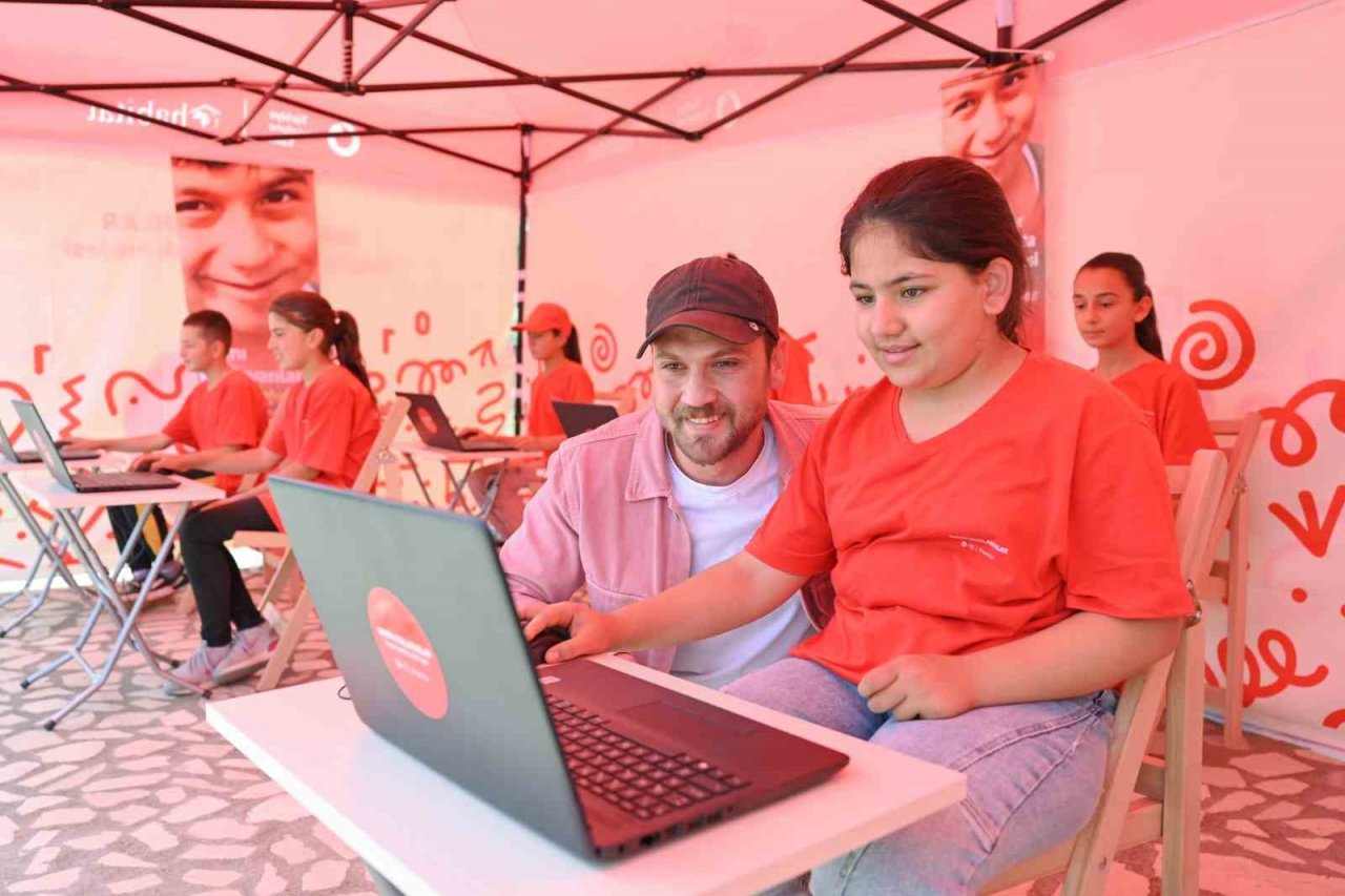 Aras Bulut İynemli, ‘Yarını Kodlayanlar’ projesi için Kahramanmaraş’ta çocuklarla buluştu