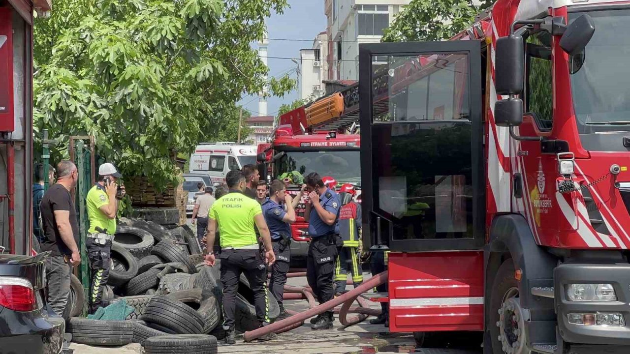 Arnavutköy’de lastik deposunda çıkan yangın paniğe neden oldu