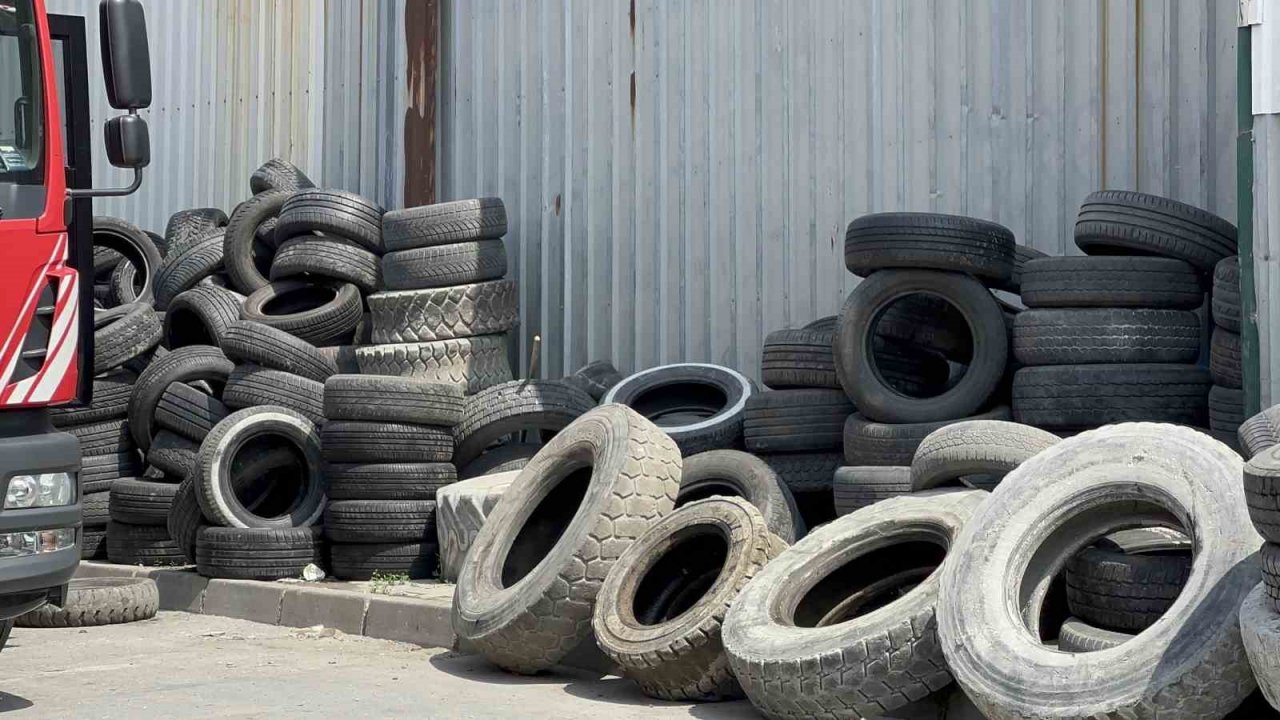 Arnavutköy’de lastik deposunda çıkan yangın paniğe neden oldu