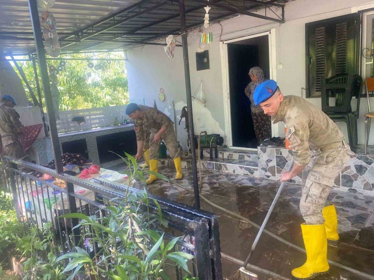 Jandarma ekiplerinden selzede vatandaşlara yardım eli