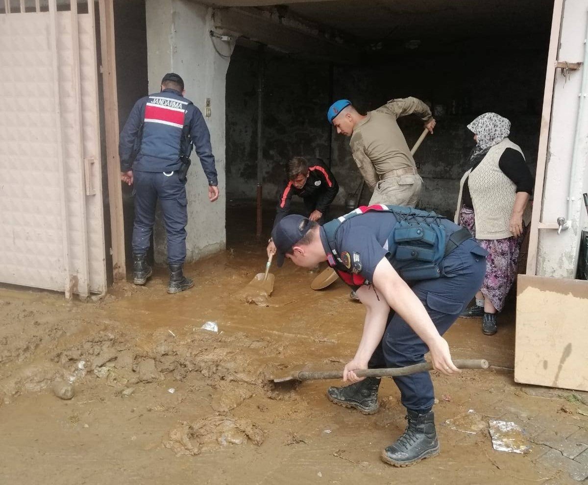 Jandarma ekiplerinden selzede vatandaşlara yardım eli