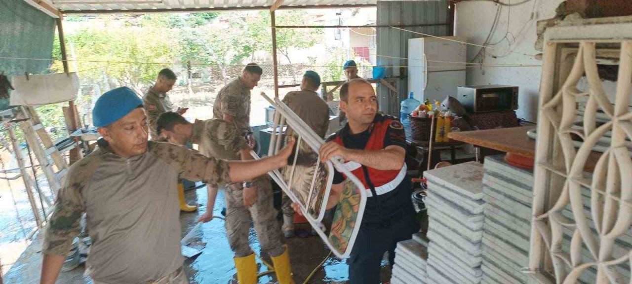 Jandarma ekiplerinden selzede vatandaşlara yardım eli