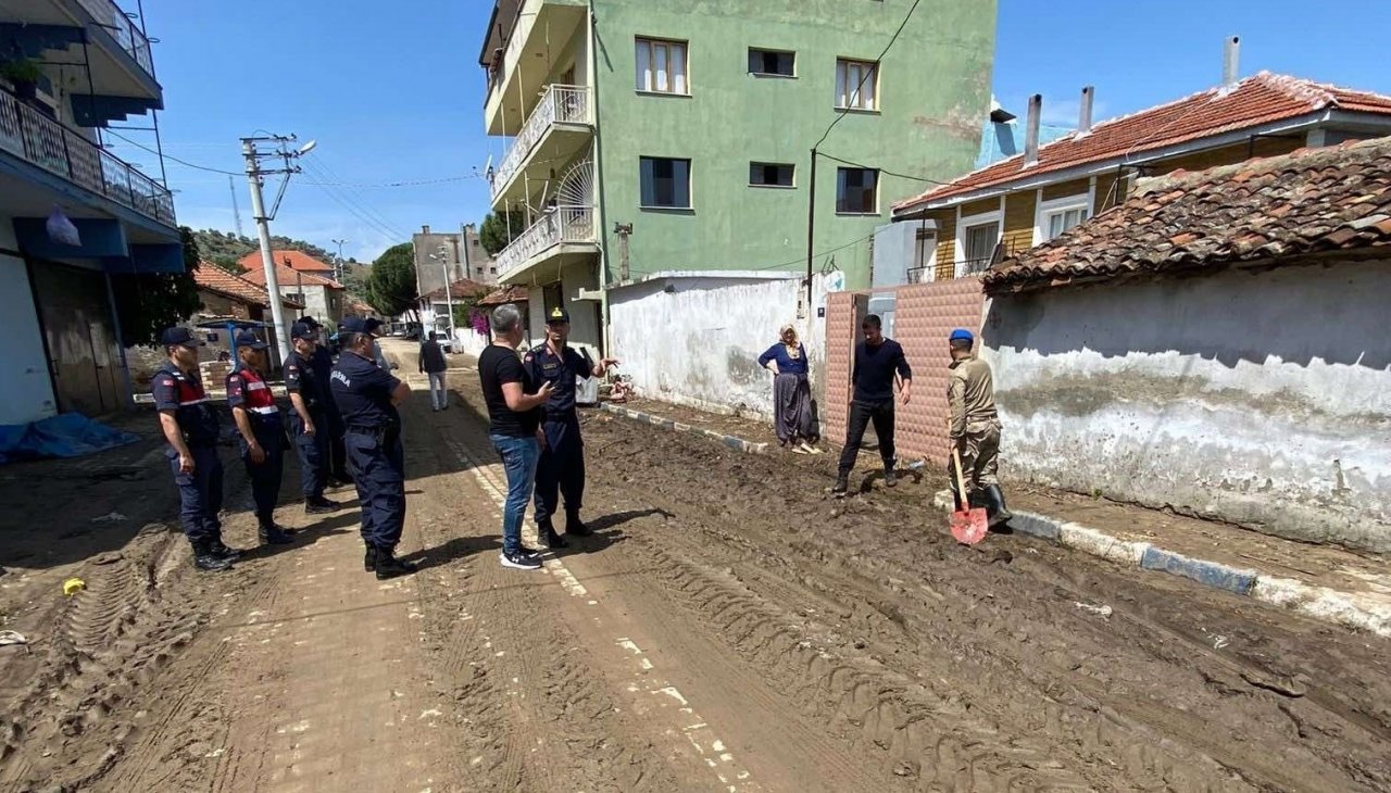 Jandarma ekiplerinden selzede vatandaşlara yardım eli