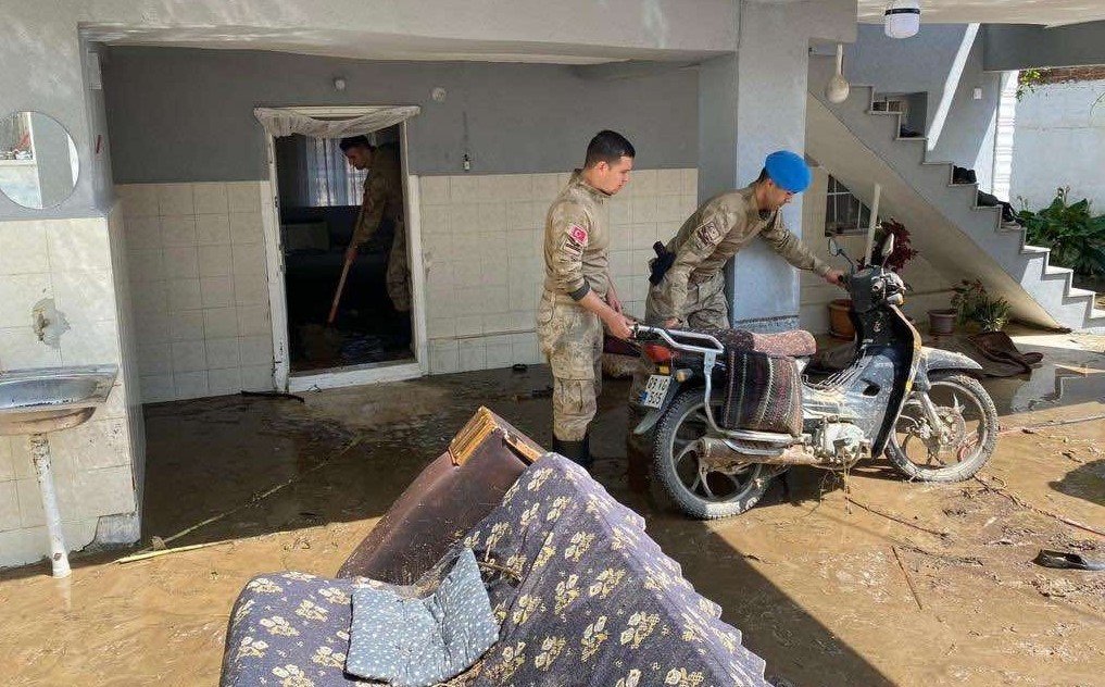 Jandarma ekiplerinden selzede vatandaşlara yardım eli