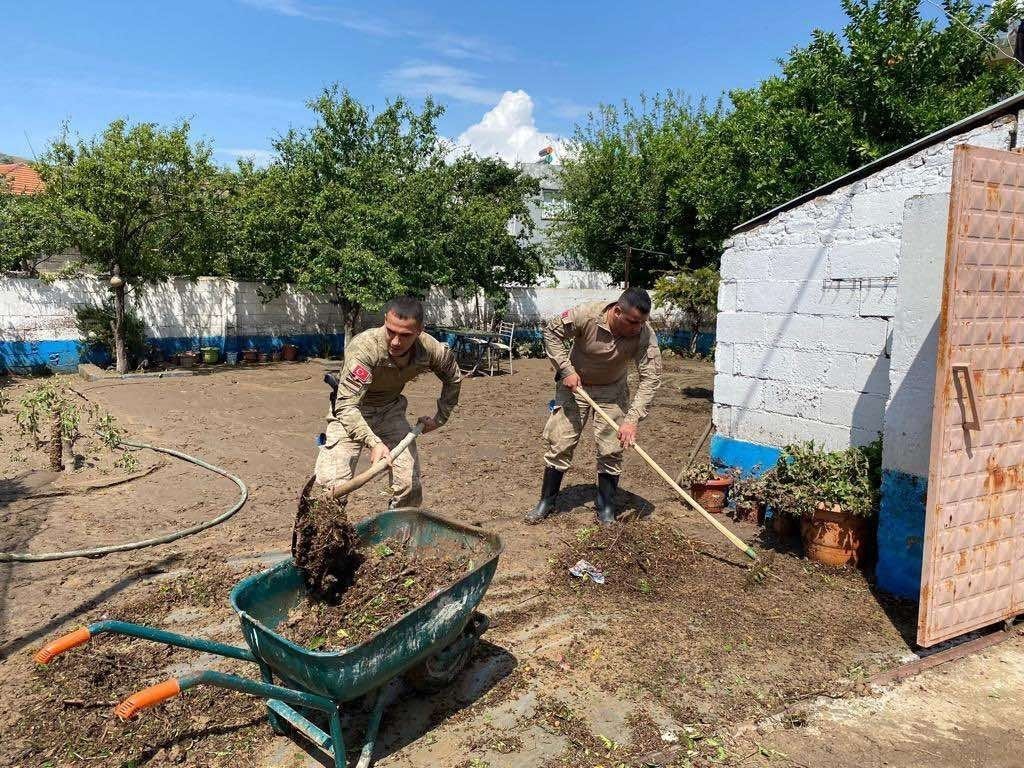 Jandarma ekiplerinden selzede vatandaşlara yardım eli