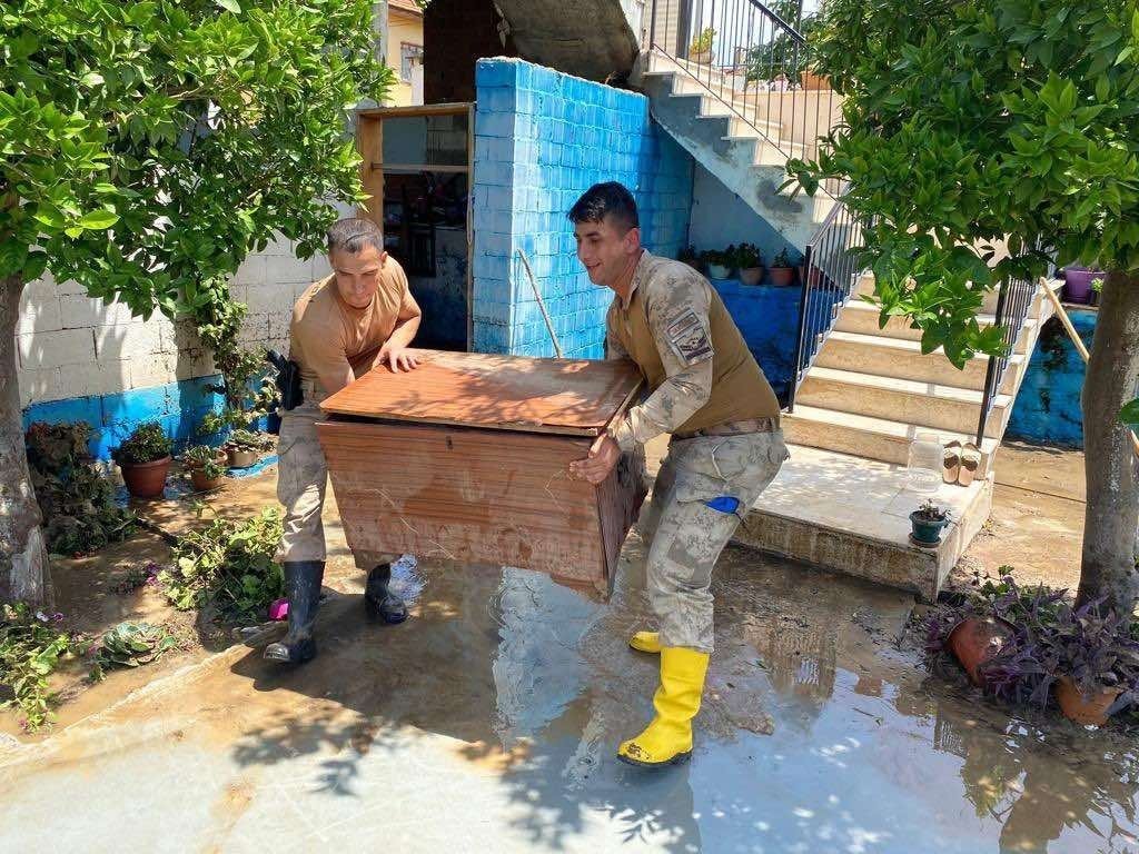 Jandarma ekiplerinden selzede vatandaşlara yardım eli