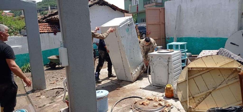 Jandarma ekiplerinden selzede vatandaşlara yardım eli